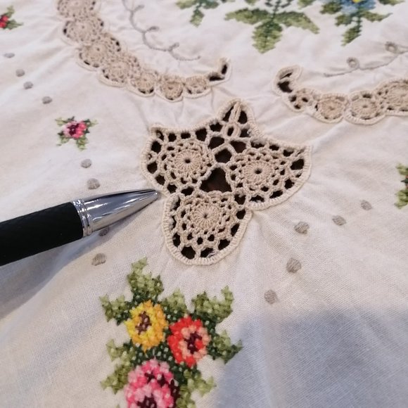 VTG Embroidered Floral Cross Stitch Crochet Tablecloth Hand Stitched Cut Work - Picture 5 of 16